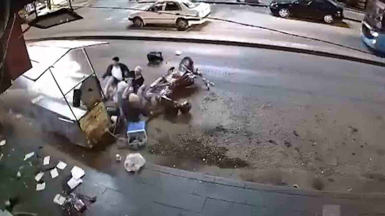 KIRIKKALE'DE TERS YÖNDEN GİRDİĞİ SOKAKTAN GERİ MANEVRA YAPARAK ÇIKMAK İSTEYEN OTOMOBİLİN KOKOREÇ...