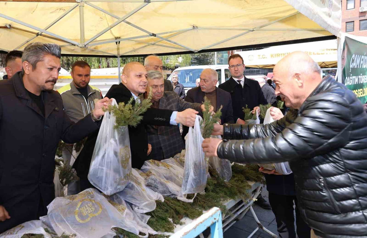 KIRIKKALE'DE ÜCRETSİZ DAĞITILAN 20 BİN ÇAM FİDANI KISA SÜREDE TÜKENDİ.