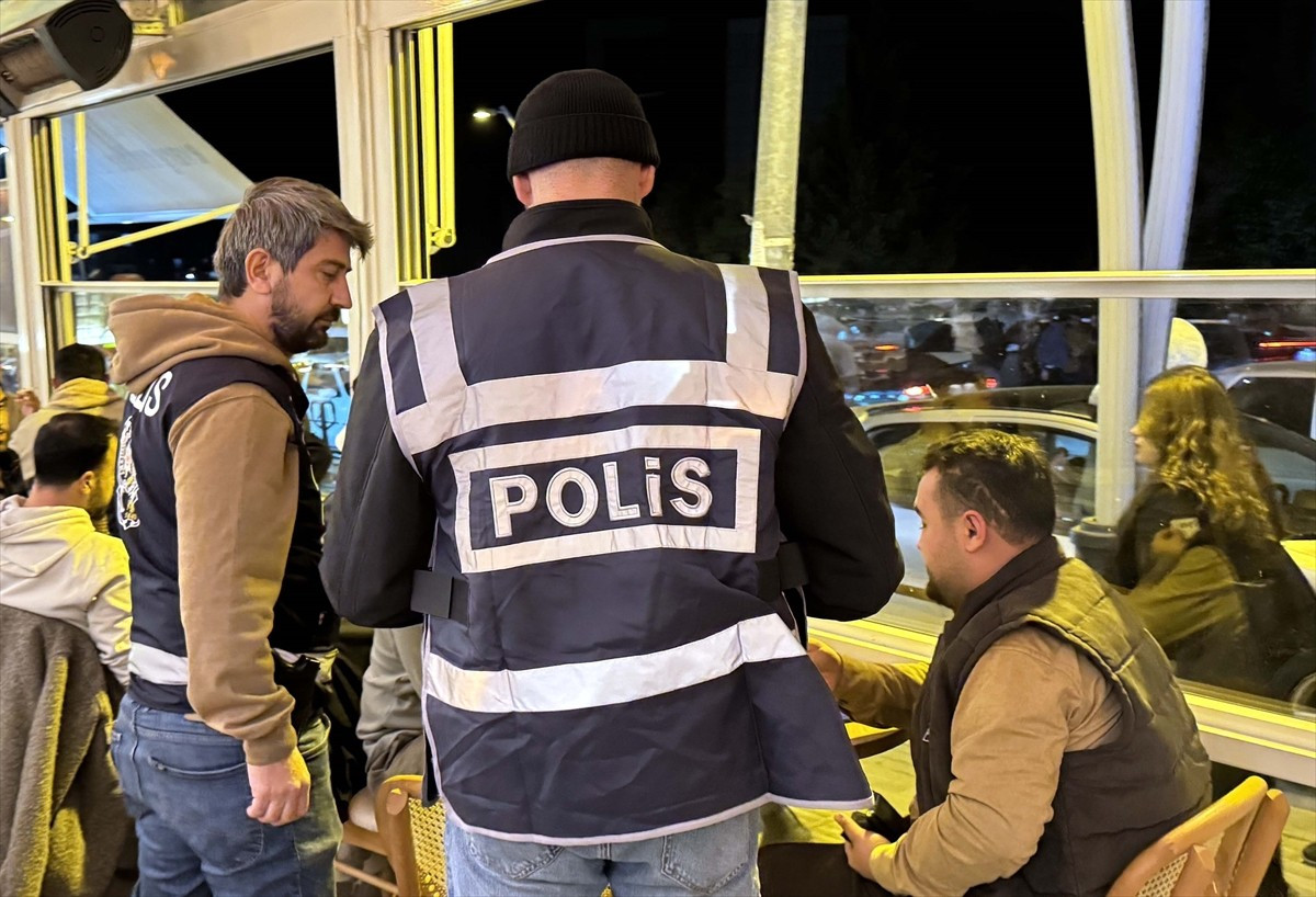 Kırıkkale'nin Yahşihan ilçesinde asayiş ve trafik denetimi gerçekleştirildi. Bölgedeki kafelerde...