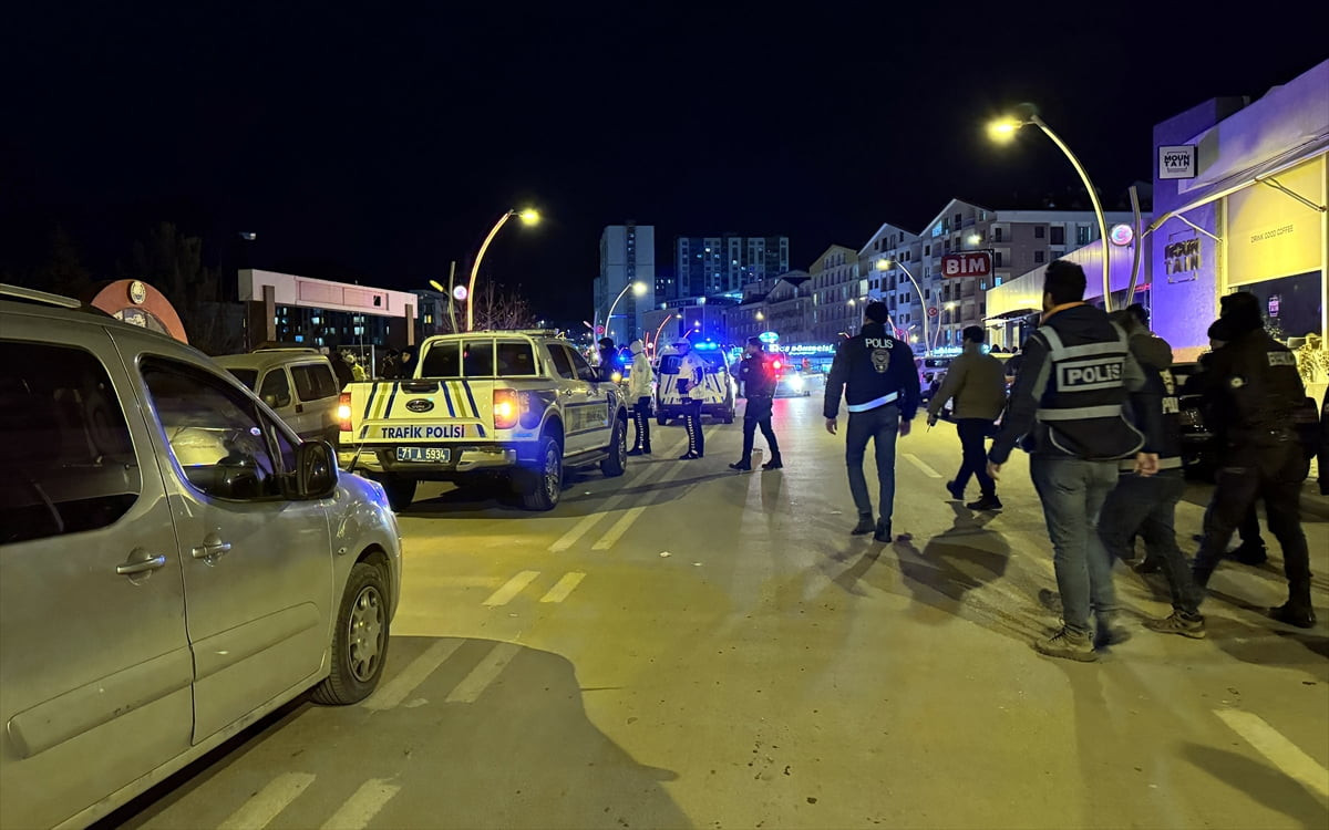 Kırıkkale'nin Yahşihan ilçesinde kavgaya müdahale eden polis memuru bıçakla yaralandı. Ekipler...
