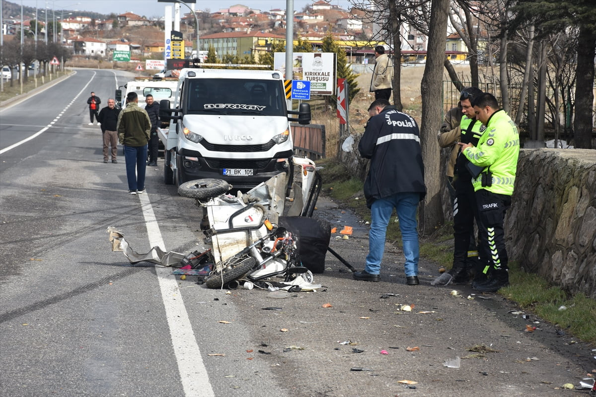 Kırıkkale’de 3 aracın karıştığı trafik kazasında yaralanan biri ağır 2 kişi hastaneye kaldırıldı....