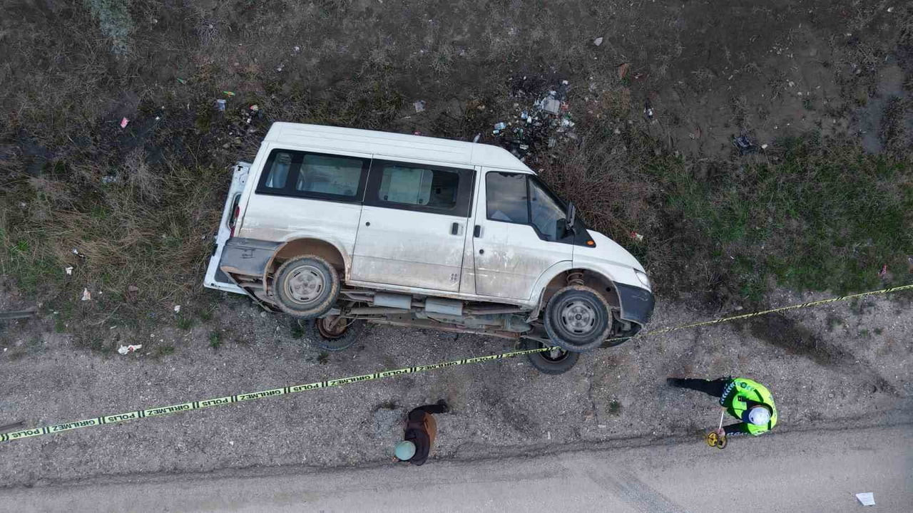 KIRIKKALE’DE KAMYONLA ÇARPIŞTIKTAN SONRA ŞARAMPOLE DEVRİLEN İŞÇİ SERVİSİNDEKİ 5 KİŞİ...