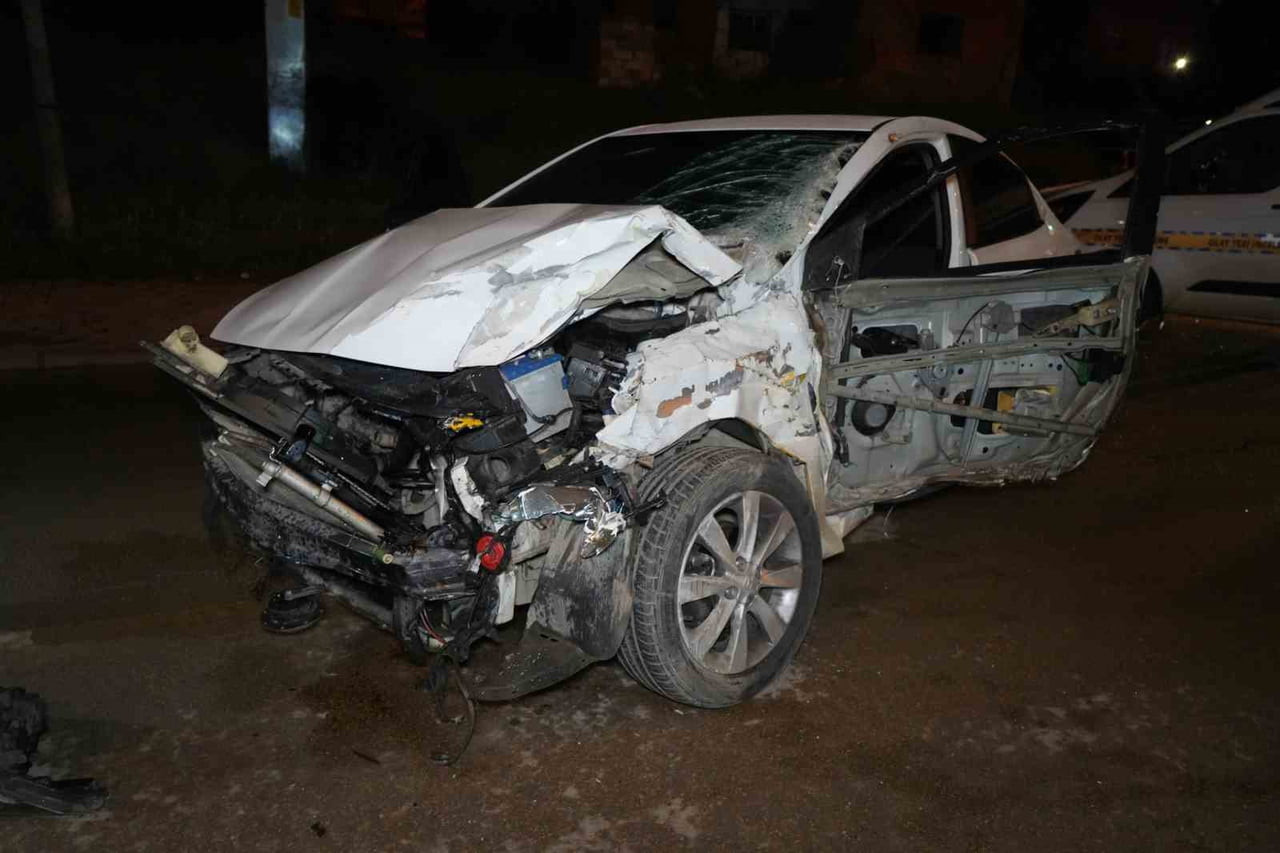 KIRIKKALE’DE KONTROLDEN ÇIKARAK ÖNCE TRAFİK IŞIKLARINA ARDINDAN PARK HALİNDEKİ ÇEKİCİYE ÇARPAN...