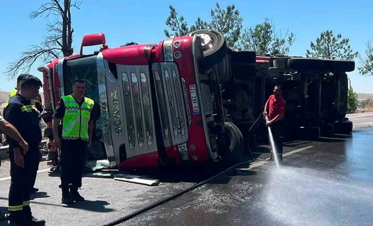 KIRIKKALE’DE ORMAN EMVALİ YÜKLÜ TIRIN DEVRİLMESİ SONUCU MEYDANA GELEN TRAFİK KAZASINDA SÜRÜCÜ...