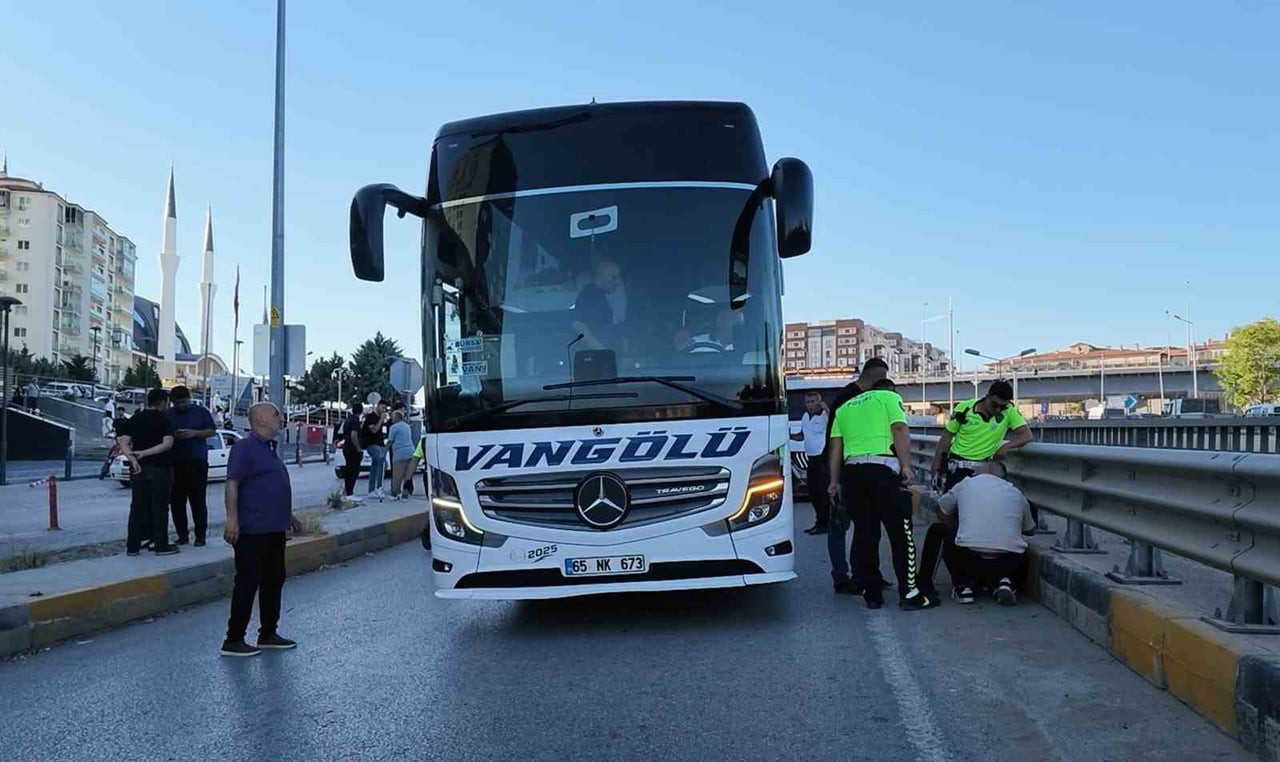 KIRIKKALE’DE OTO KURTARICI, OTOMOBİL VE YOLCU OTOBÜSÜNÜN KARIŞTIĞI KAZADA 1 KİŞİ...