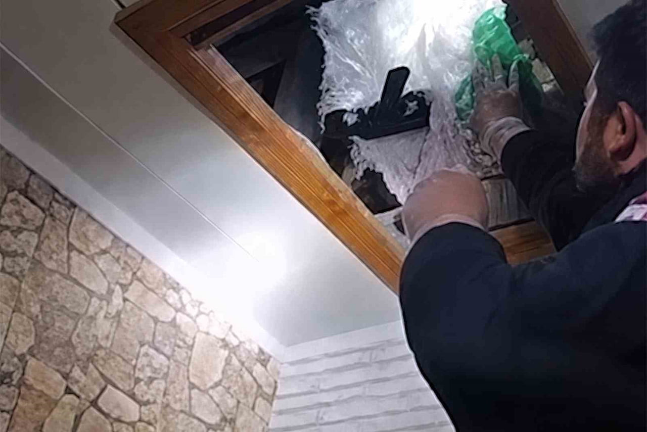 KIRIKKALE’DE POLİS EKİPLERİNCE DÜZENLENEN OPERASYONDA, EVİN ÇATI KISMINDA ÇUVAL İÇERİSİNDE...