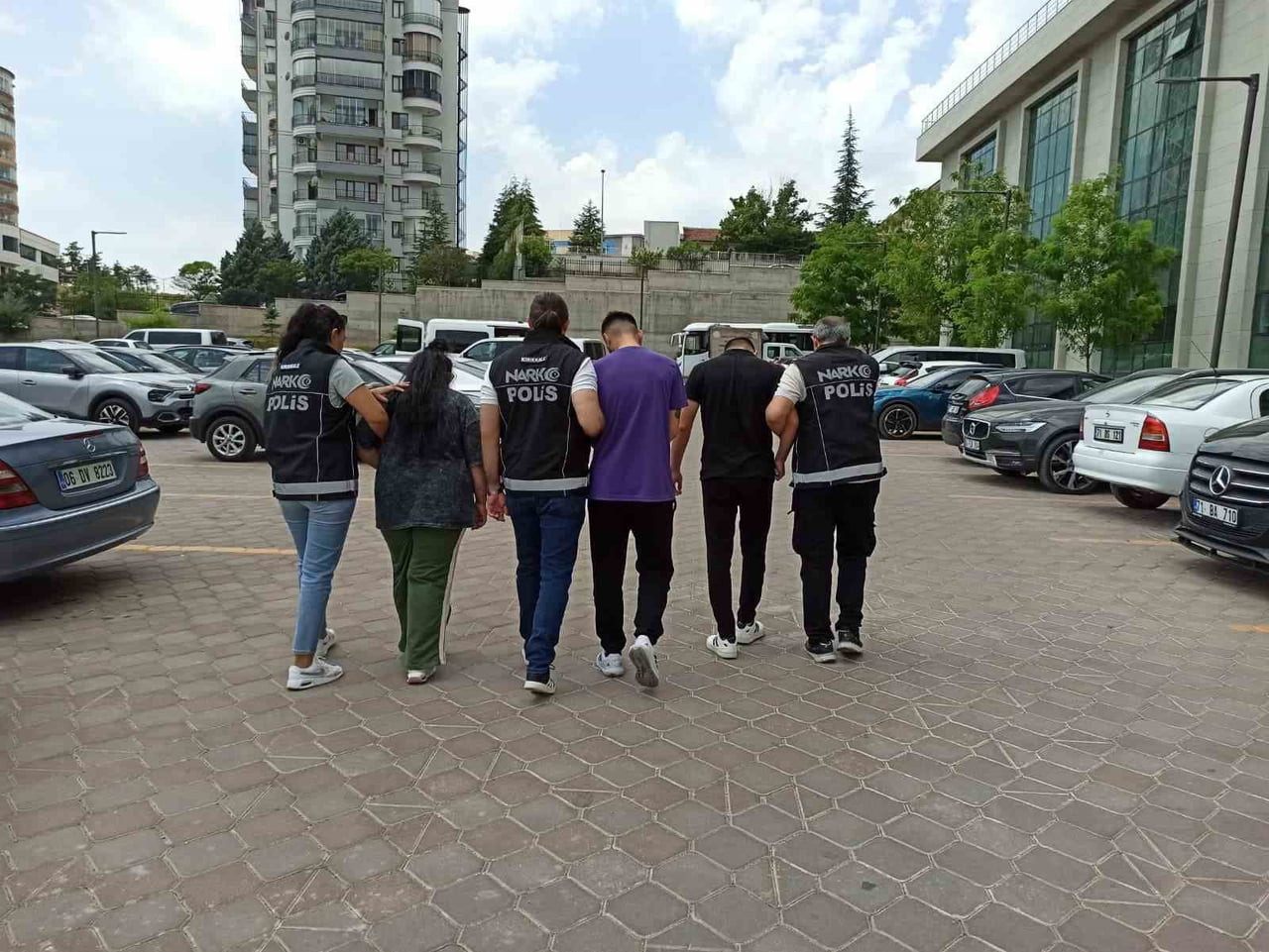 KIRIKKALE’DE POLİS EKİPLERİNCE DÜZENLENEN UYUŞTURUCU OPERASYONUNDA 17 BİN 227 ADET SENTETİK...