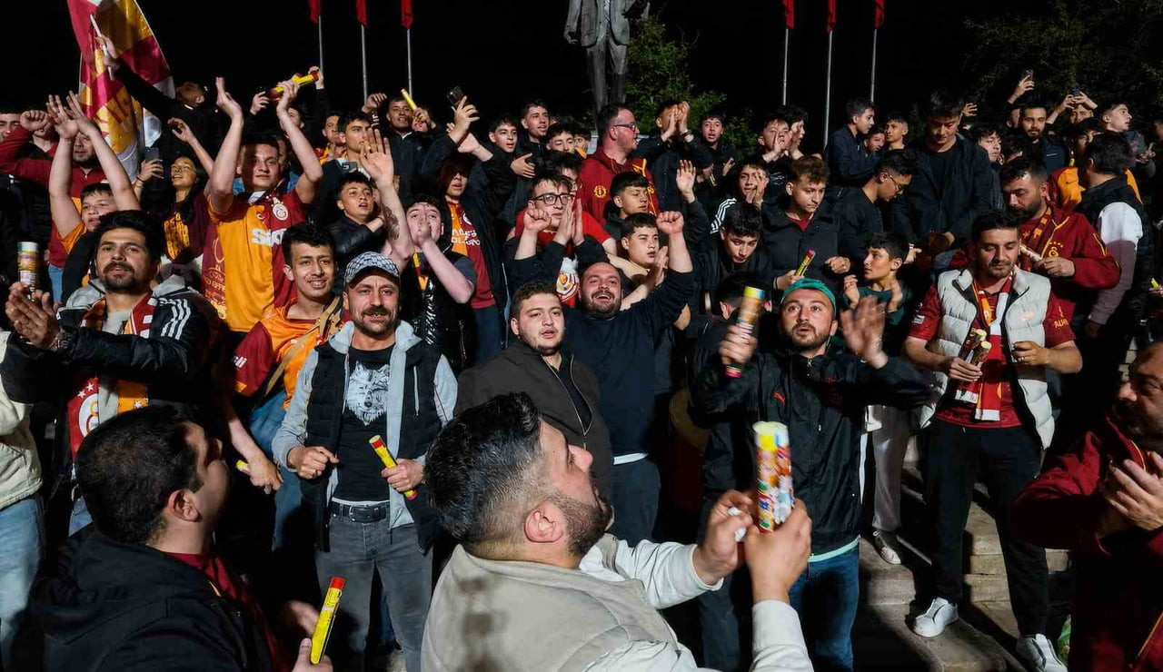 KIRIKKALE’DE SARI-KIRMIZILI TARAFTARLAR, GALATASARAY’IN ŞAMPİYONLUĞUNU COŞKUYLA KUTLADI.