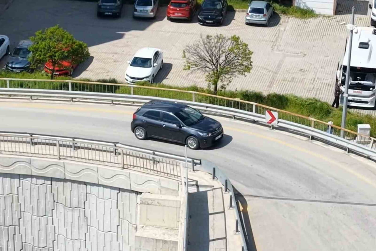 KIRIKKALE’DE TRAFİK UYGULAMASINI FARK EDİNCE GERİ GERİ MANEVRA YAPARAK KAÇMAYA ÇALIŞAN EHLİYETSİZ...