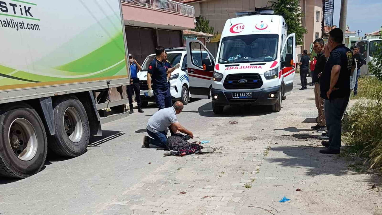 KIRIKKALE’NİN ÇELEBİ İLÇESİNDE KAMYONUN ÇARPTIĞI YAŞLI KADIN AĞIR YARALANDI.