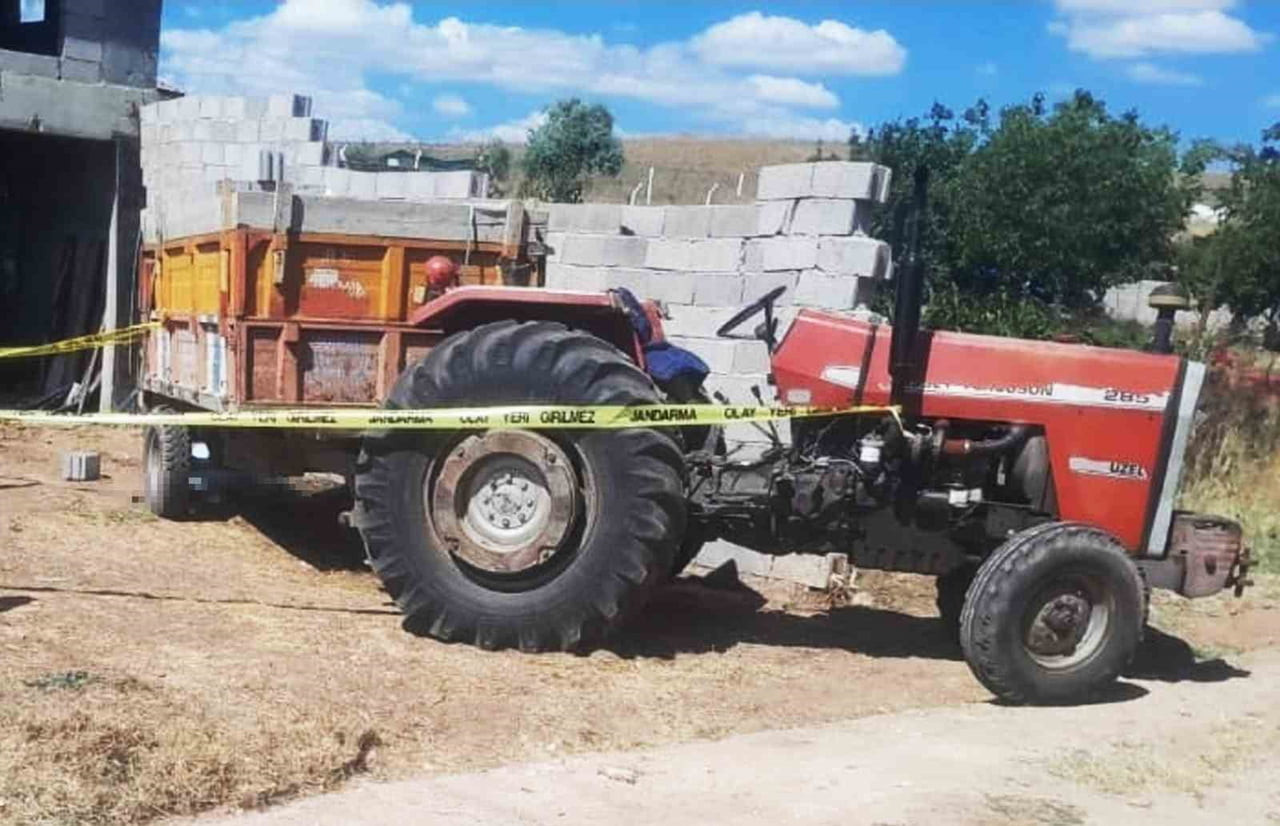 KIRIKKALE’NİN ÇELEBİ İLÇESİNDE TRAKTÖR RÖMORKUNDA DENGESİNİ KAYBEDEREK BAŞININ ÜZERİNE DÜŞEN 65...