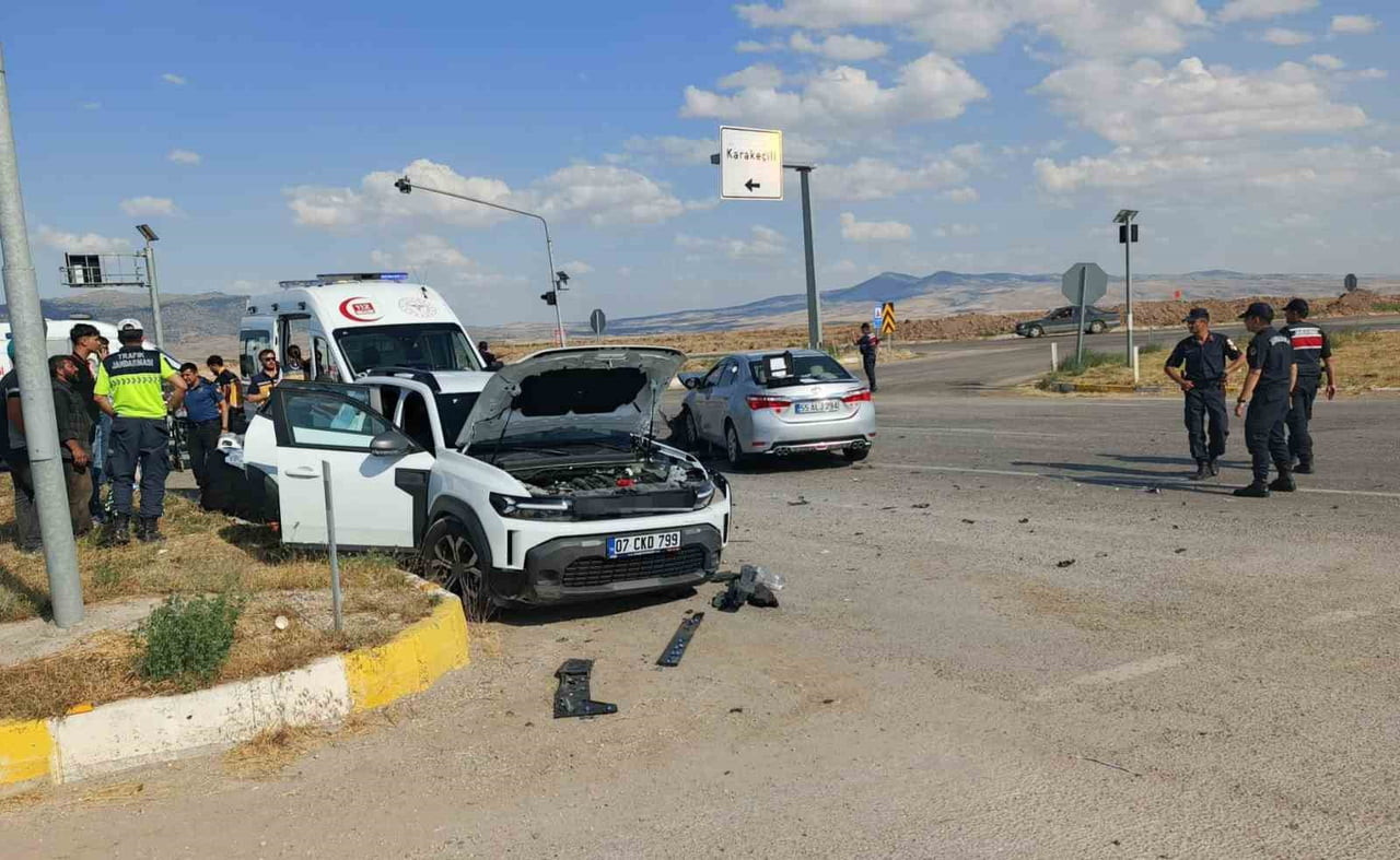 KIRIKKALE’NİN KARAKEÇİLİ İLÇESİNDE İKİ ARACIN ÇARPIŞMASI SONUCU MEYDANA GELEN TRAFİK KAZASINDA 6...