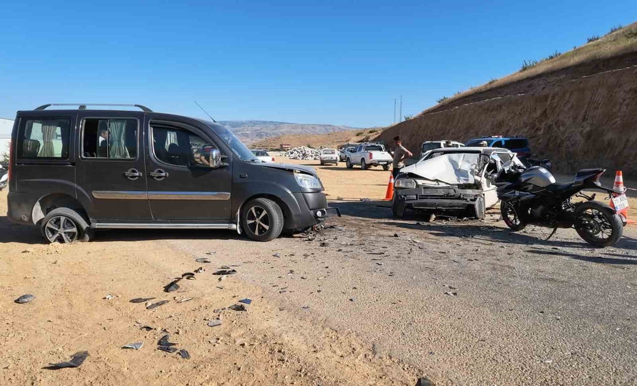 KIRIKKALE’NİN YAHŞİHAN İLÇESİNDE 3 ARACIN KARIŞTIĞI ZİNCİRLEME TRAFİK KAZASINDA 5 KİŞİ...
