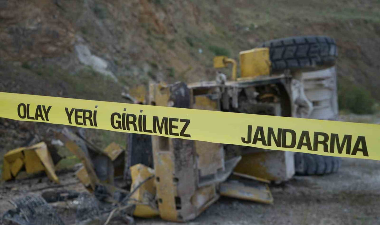 KIRIKKALE’NİN YAHŞİHAN İLÇESİNDE KONTROLDEN ÇIKAN İŞ MAKİNESİNİN YAKLAŞIK 20 METRELİK UÇURUMDAN...