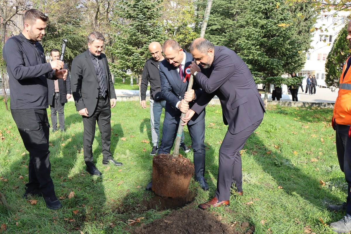 Kırklareli Belediyesince 24 Kasım Öğretmenler Günü dolayısıyla kentte görev yapan 1636 öğretmen...