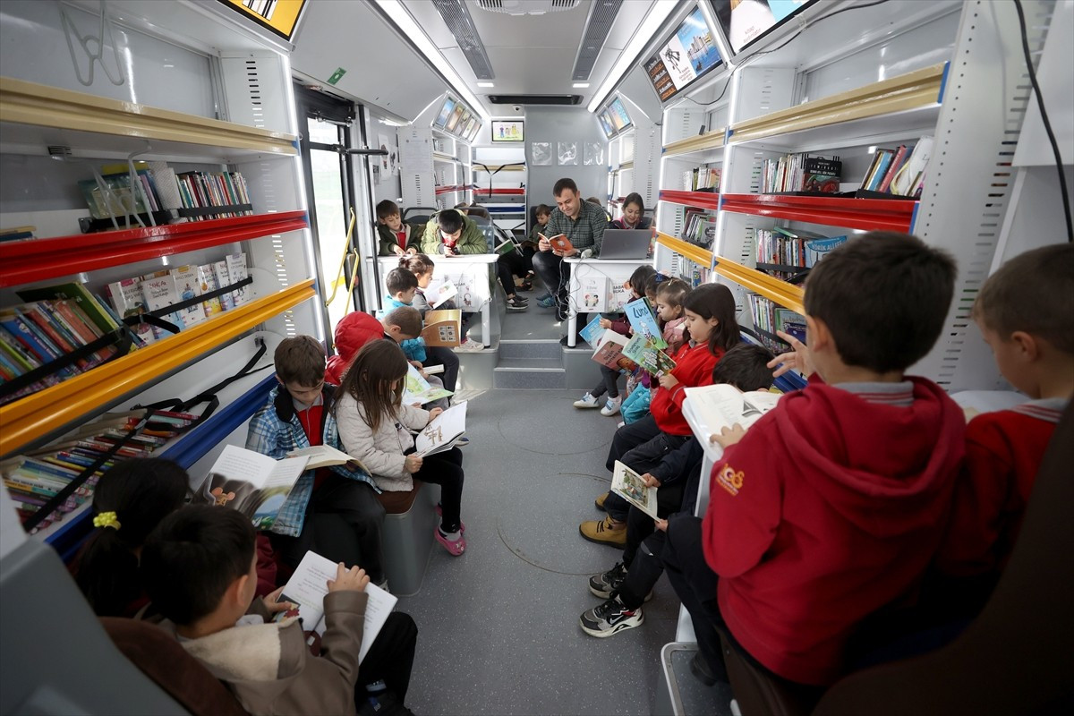 Kırklareli İl Halk Kütüphanesi görevlileri, gezici kütüphaneyle kırsaldaki okullarda çocukları...