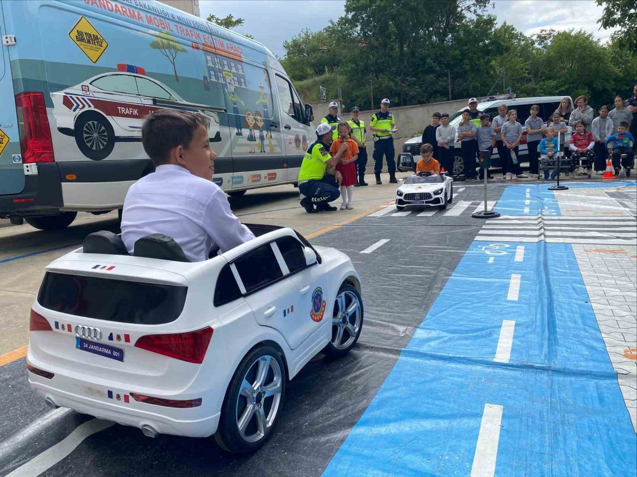KIRKLARELİ MERKEZ İLÇEYE BAĞLI ÜSKÜP BELDESİNDE JANDARMA EKİPLERİNCE ÖĞRENCİLERE MOBİL TRAFİK...