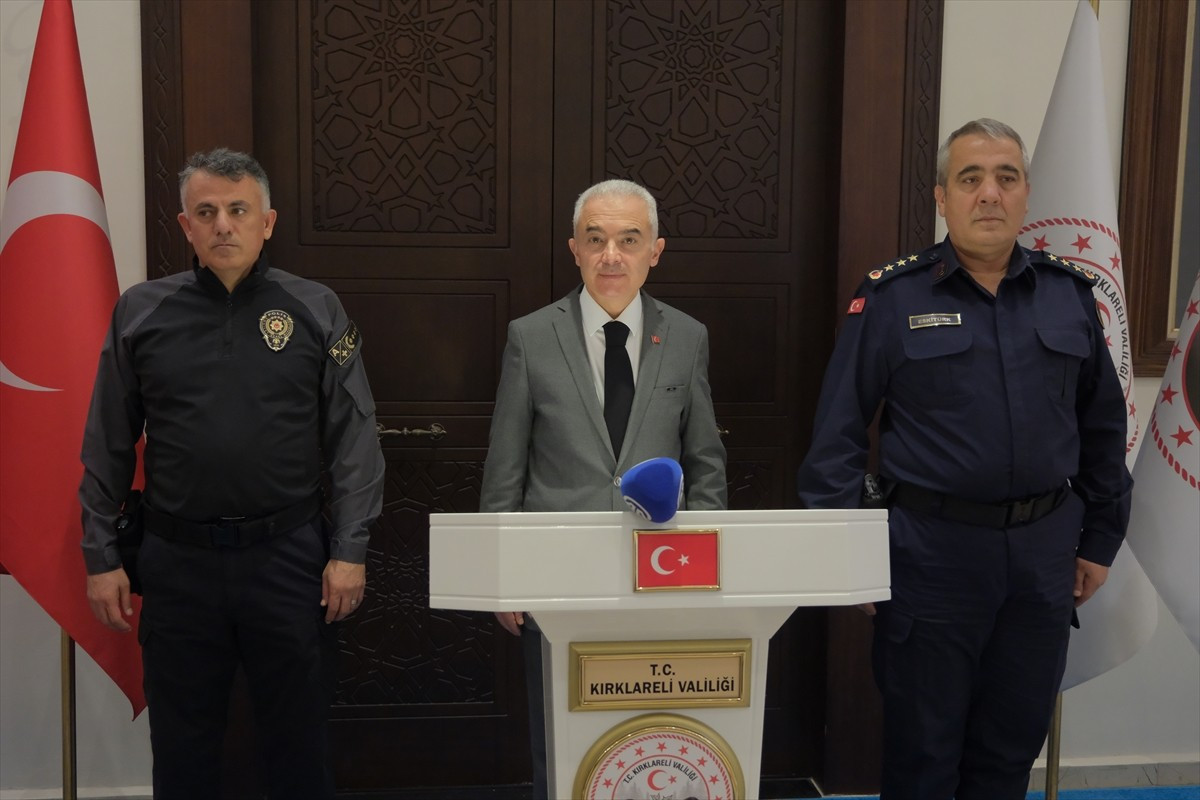 Kırklareli Valisi Uğur Turan (ortada), Asayiş Basın Bilgilendirme Toplantısı'nın ardından...