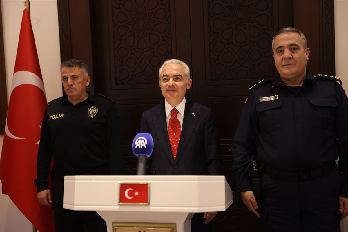 Kırklareli Valisi Uğur Turan (ortada), Asayiş Basın Bilgilendirme Toplantısı'nın ardından basına...