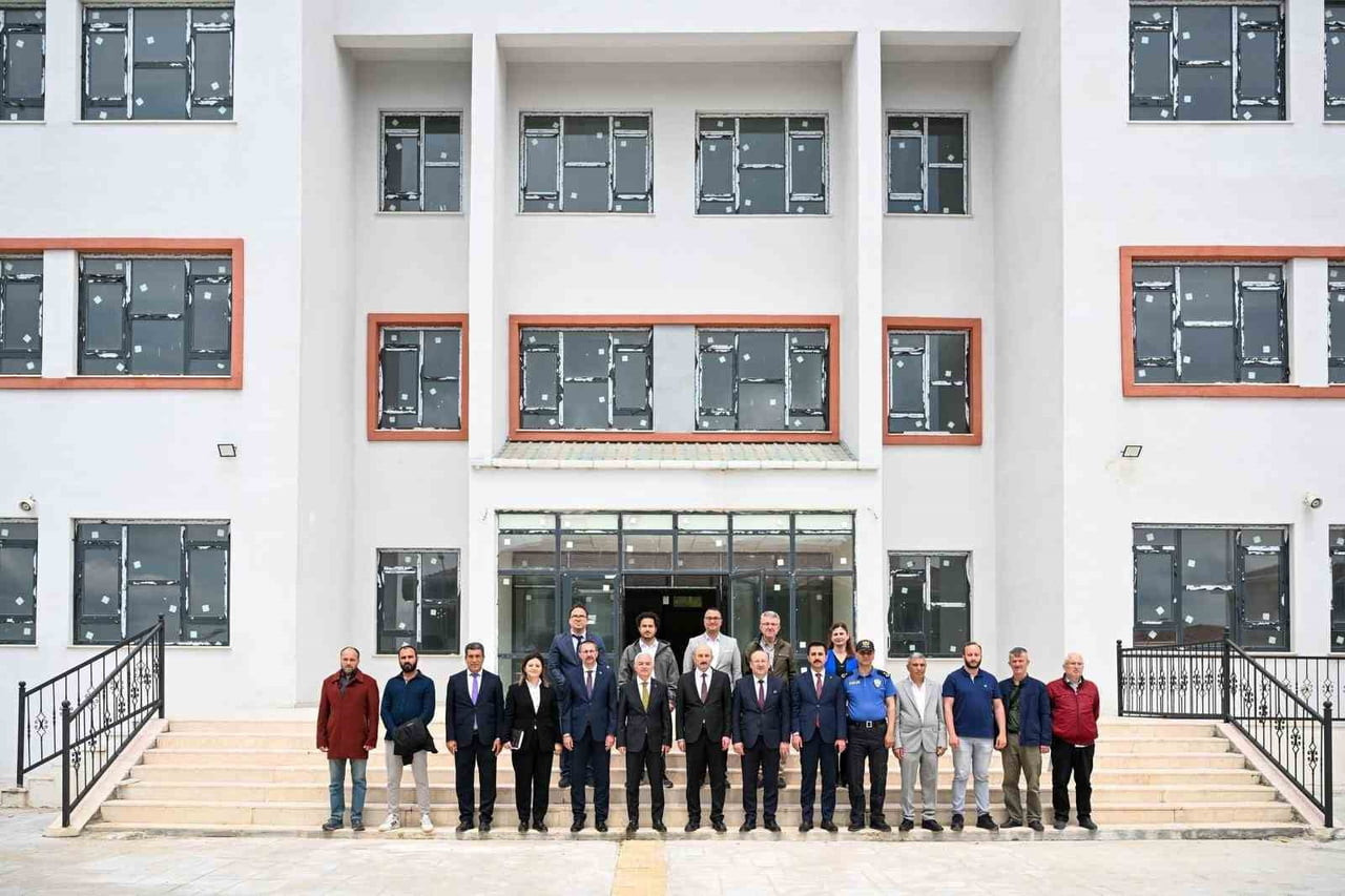 KIRKLARELİ VALİSİ UĞUR TURAN, PINARHİSAR KAYMAKAMI ENVER ÖZDERİN VE İL MİLLÎ EĞİTİM MÜDÜRÜ MURAT...