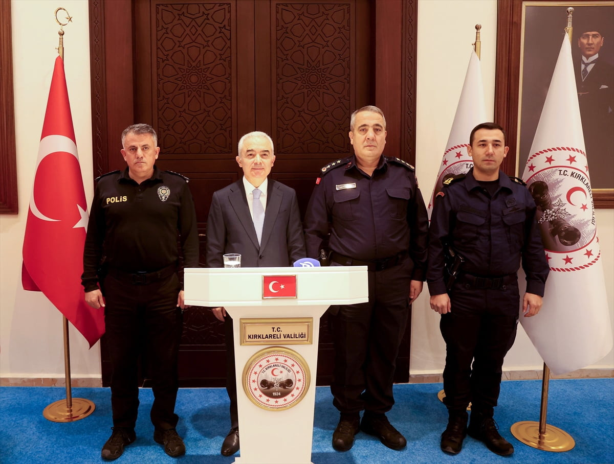 Kırklareli Valisi Uğur Turan (sol 2), Asayiş Basın Bilgilendirme Toplantısı’nın ardından basın...