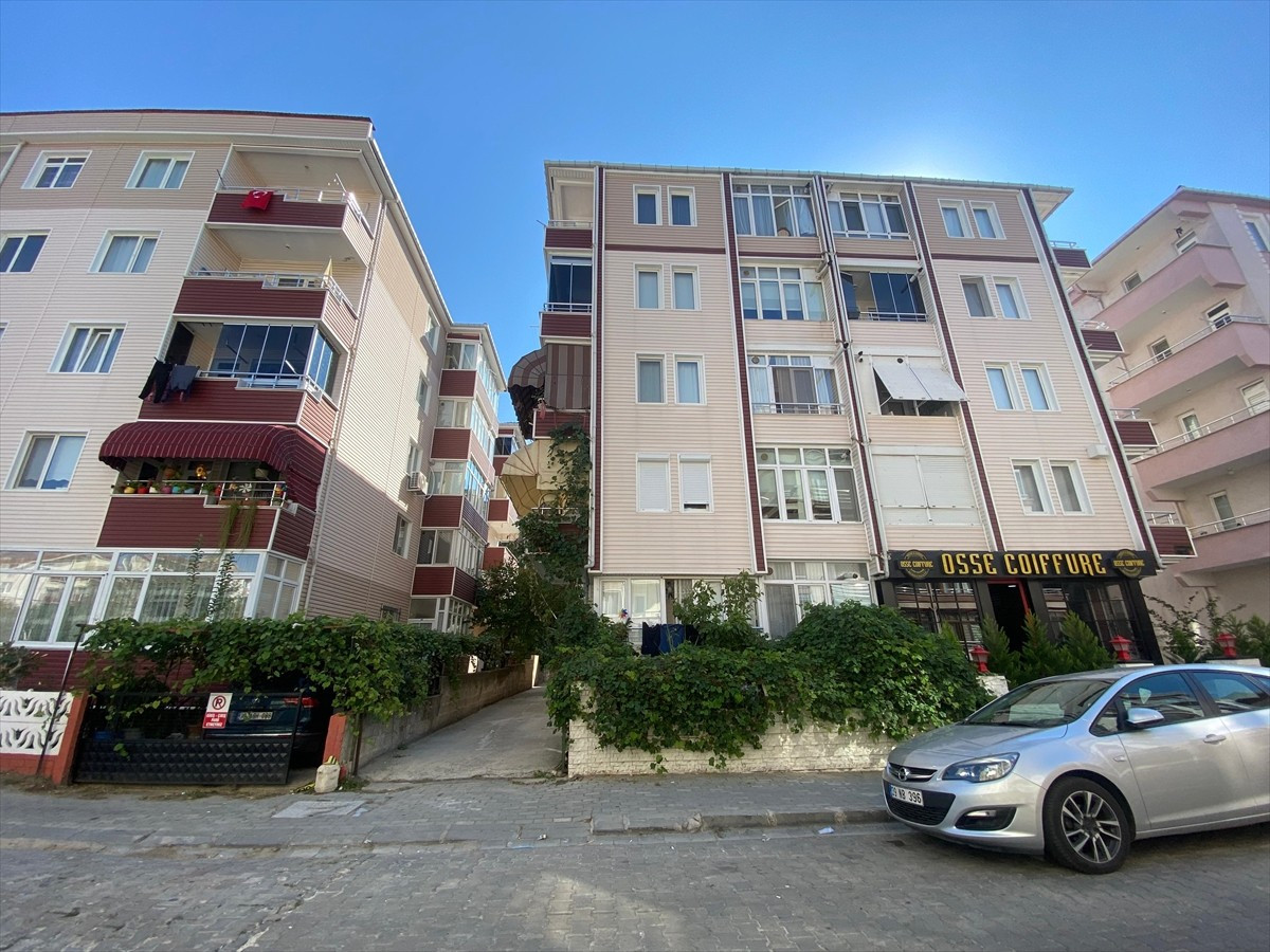 Kırklareli'nde 4. kattaki evin balkonundan düşen mahalle muhtarı hayatını kaybetti. 