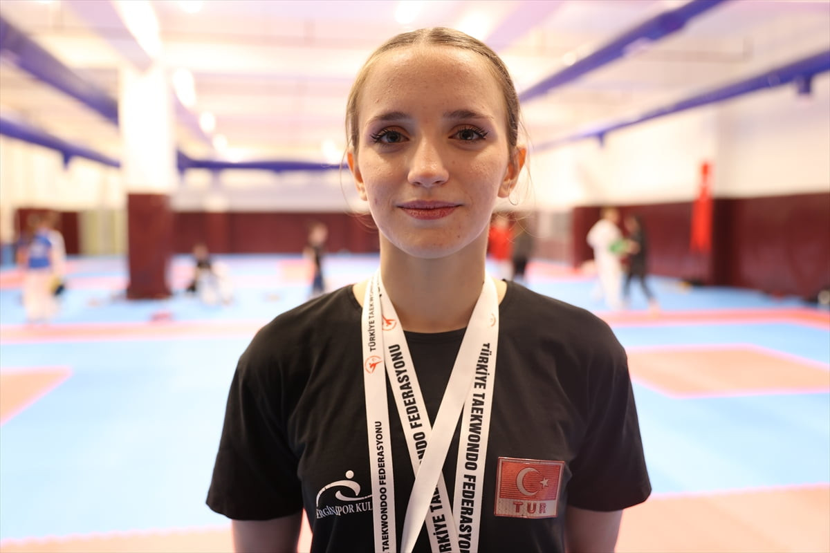 Kırklareli'nde ablasından etkilenerek tekvandoya başlayan 14 yaşındaki milli sporcu Aden Ünlü...