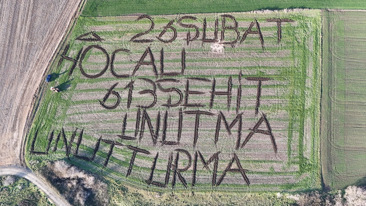 Kırklareli'nde bir çiftçi, tarlasına pullukla toprağa iz bırakarak "26 Şubat Hocalı 613 Şehit...