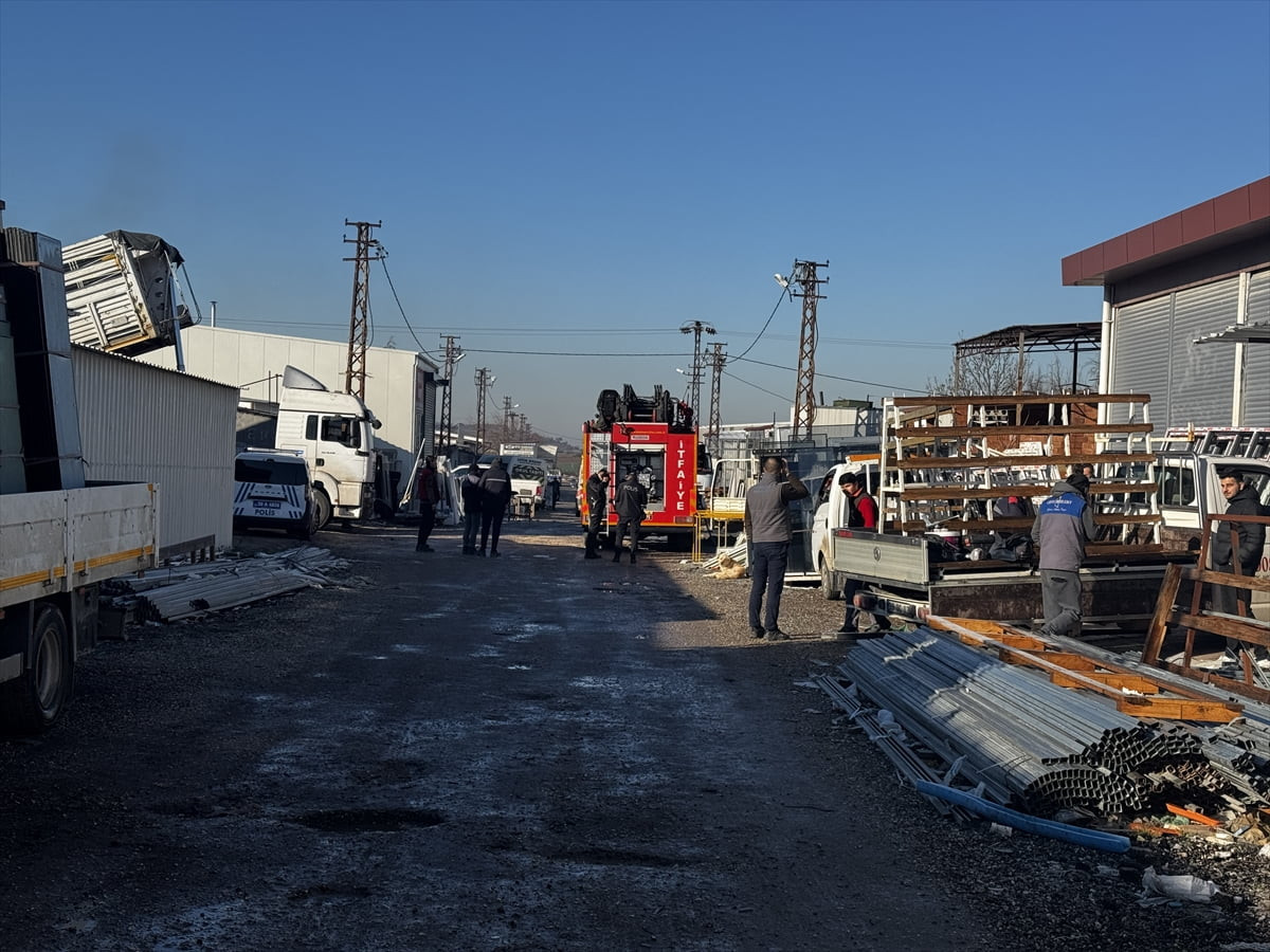 Kırklareli'nde bir iş yerinde çıkan yangında yaralanan işçi hastaneye kaldırıldı. İtfaiye ekipleri...