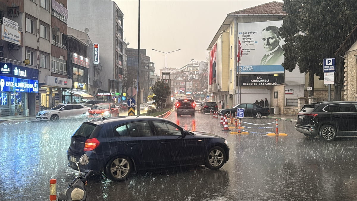 Kırklareli'nde etkili olan sağanak ve dolu yaşamı olumsuz etkiledi. Kentte akşam saatlerinde...