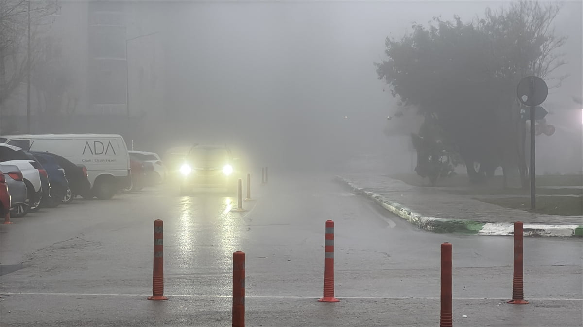 Kırklareli'nde etkili olan sis nedeniyle görüş mesafesi yer yer 30 metrenin altına düştü.