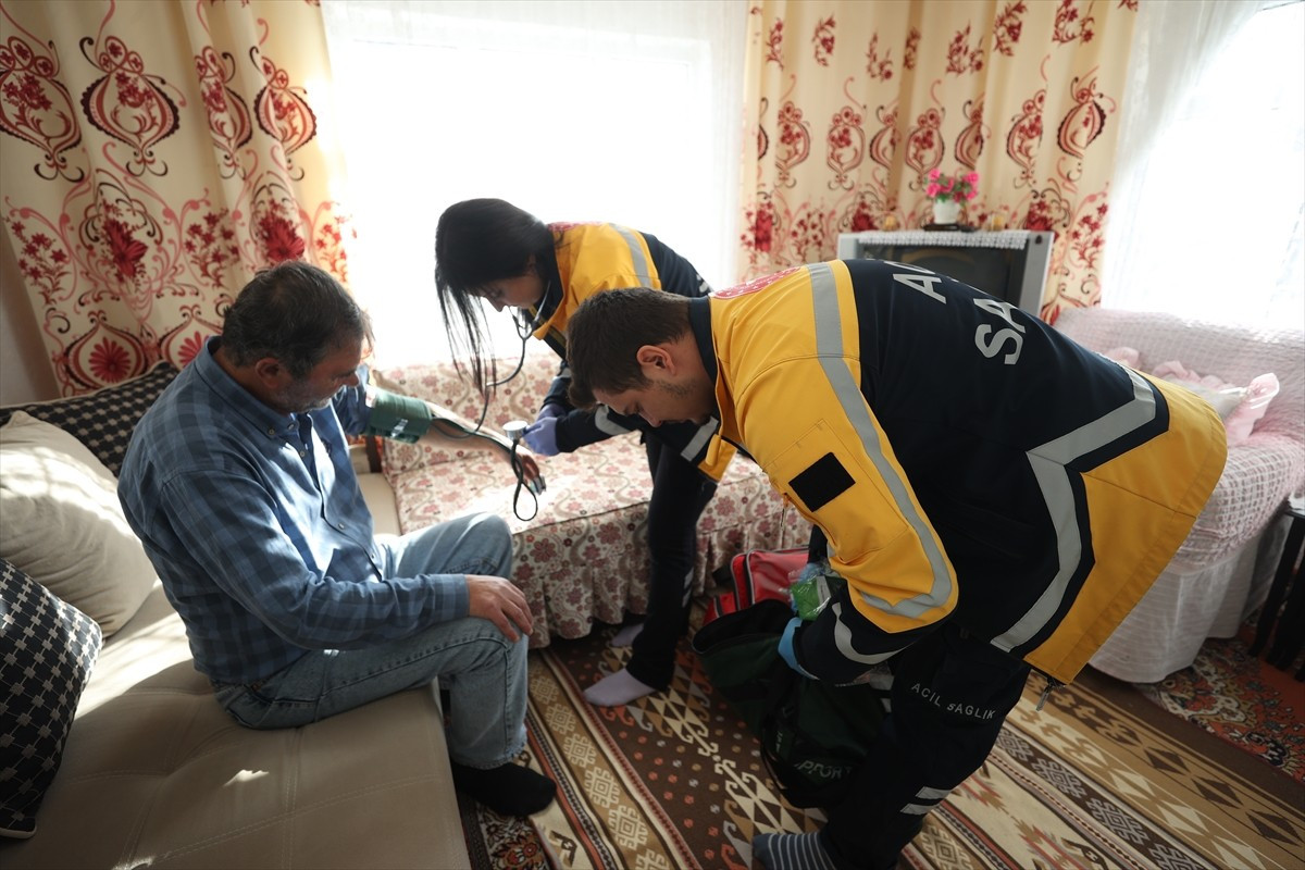 Kırklareli'nde görev yapan sağlık ekipleri, hayat kurtarmak için zorlu şartlarda saniyelerle...