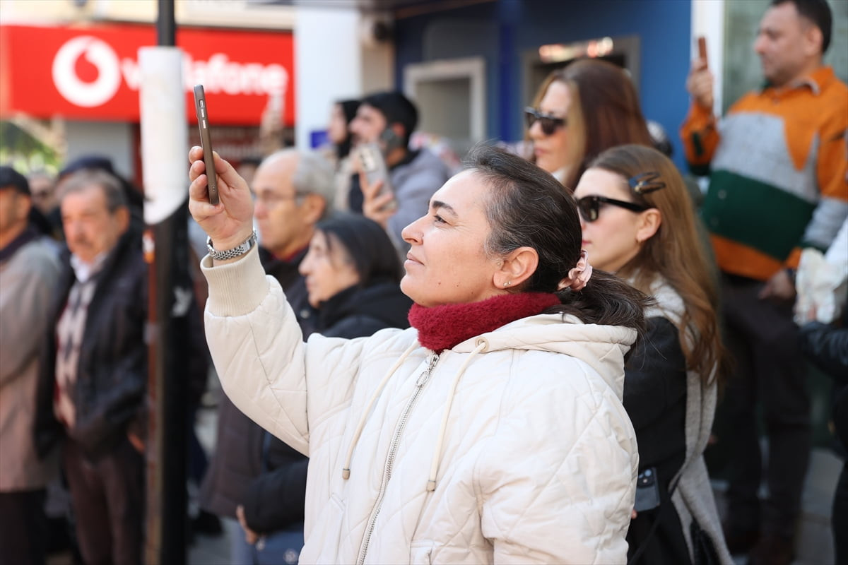 Kırklareli'nde Miraç Kandili dolayısıyla vatandaşlara mehter gösterisi eşliğinde kandil simidi...