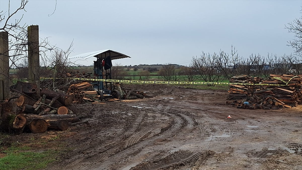 Kırklareli'nde odun keserken hızarın üzerine düşmesi sonucu ağır yaralanan işçi, tedavi altına...