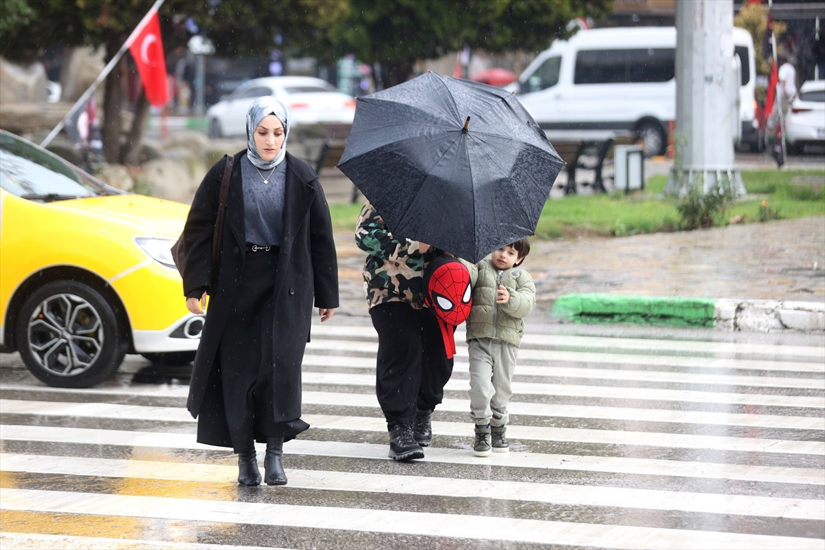 Kırklareli'nde öğleden sonra sağanak etkili olmaya başladı. Kentte zaman zaman etkisini arttıran...