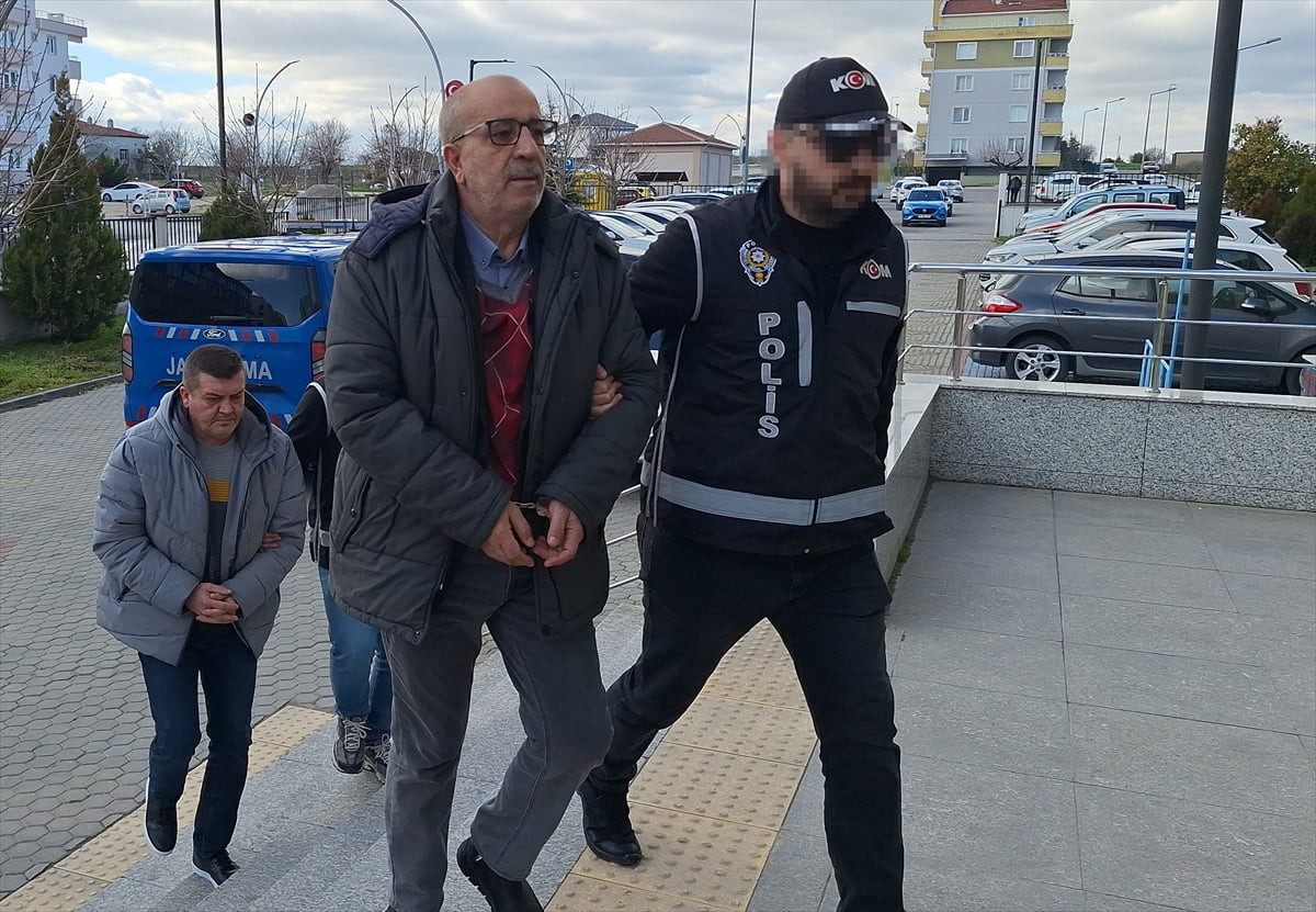 Kırklareli'nde otogar giriş-çıkış ücretlerini zimmetlerine geçirdikleri iddiasıyla gözaltına...