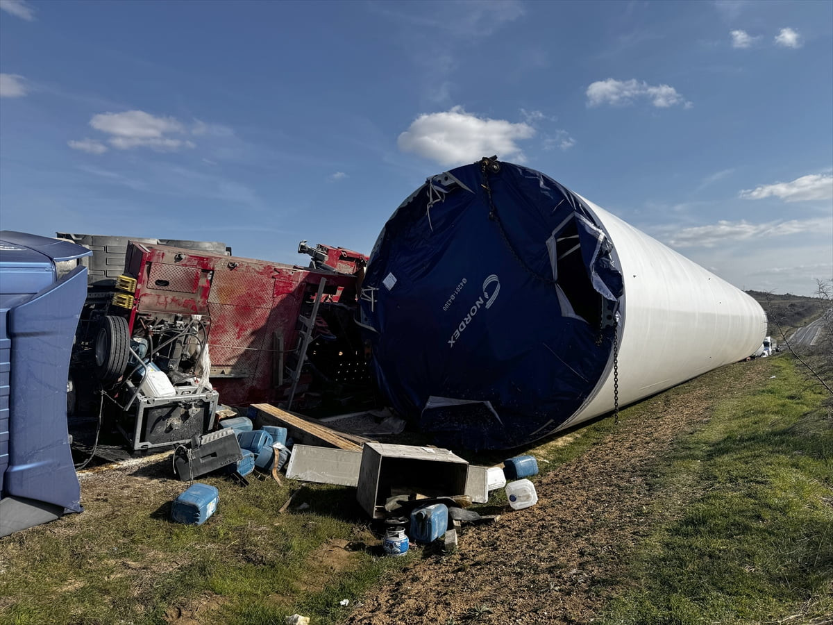 Kırklareli'nde rüzgar türbini gövdesini taşıyan tır devrildi.