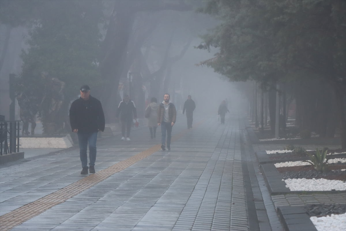 Kırklareli'nde sabah saatlerinde başlayan sis nedeniyle görüş mesafesi yer yer 40 metrenin altına...