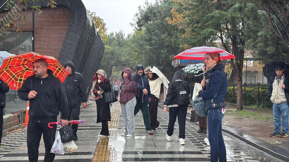 Kırklareli'nde sağanak etkili oluyor. Kentte öğle saatlerinde hafif başlayan sağanak, zaman zaman...