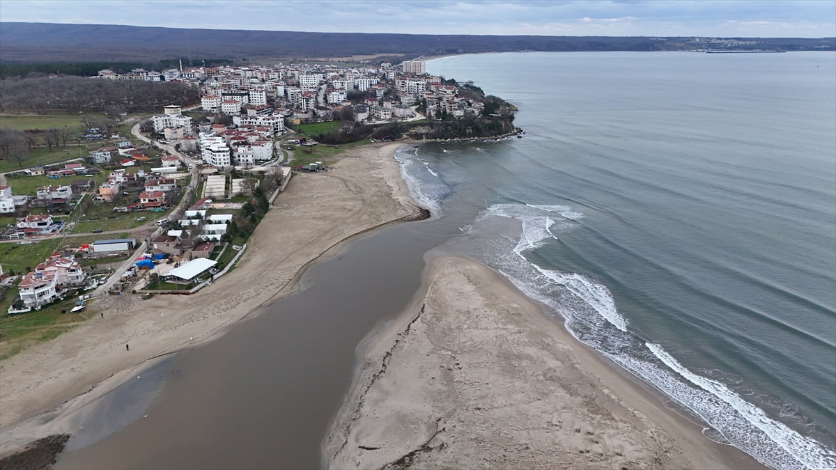 Kırklareli'nde sağanak ve kar yağışlarının ardından su seviyesi yükselen İğneada Longoz...