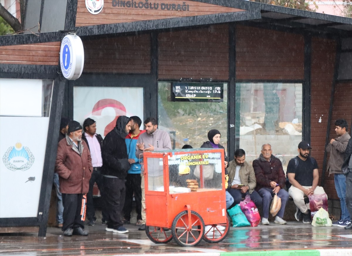 Kırklareli'nde sağanak yaşamı olumsuz etkiledi. Bazı vatandaşlar, otobüs duraklarına sığınarak...