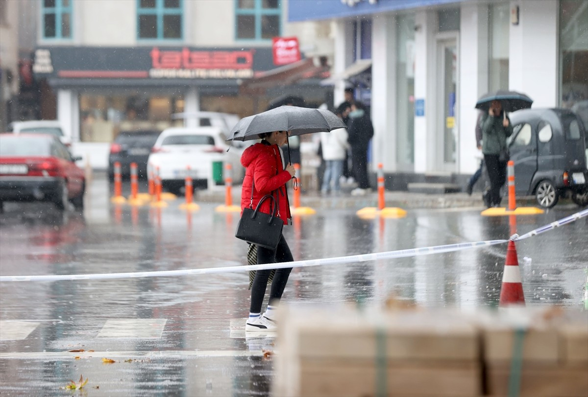 Kırklareli'nde sağanak yaşamı olumsuz etkiliyor. Bazı vatandaşlar da şemsiye yardımıyla yağmurdan...