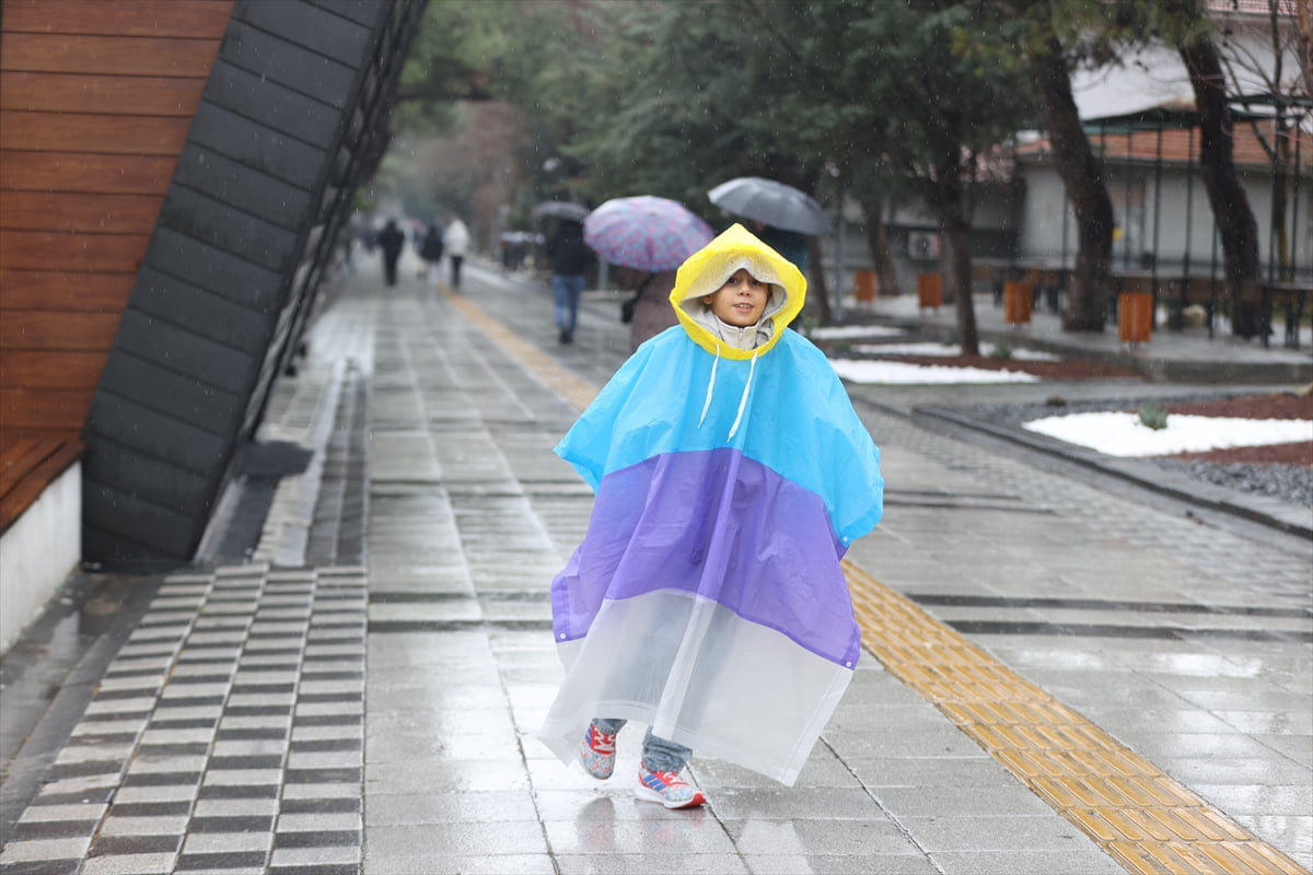 Kırklareli'nde sağanak yaşamı olumsuz etkiliyor. Kentte sabah başlayan yağış öğle saatlerinde...