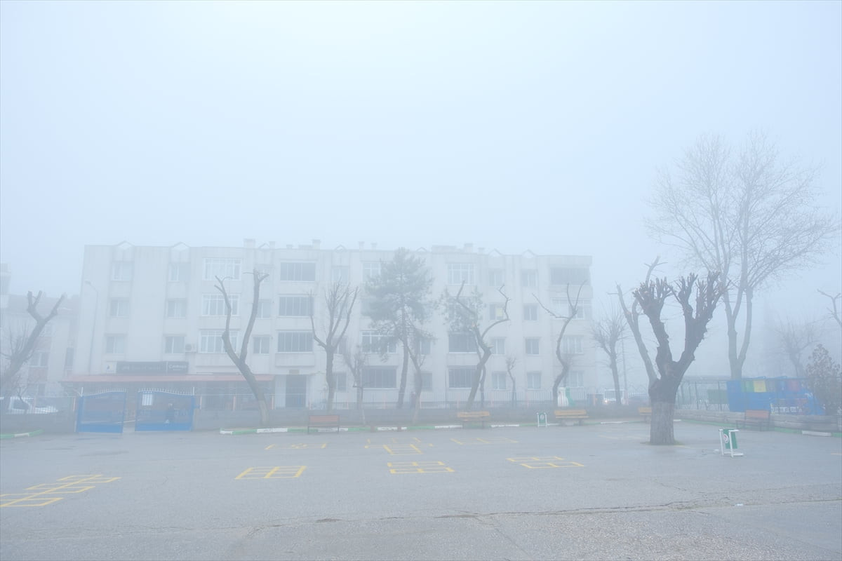 Kırklareli'nde sis nedeniyle görüş mesafesi yer yer 30 metrenin altına düştü.