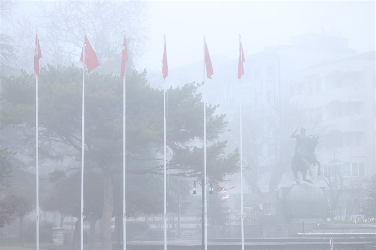 Kırklareli'nde sis nedeniyle görüş mesafesi yer yer 40 metrenin altına düştü. 