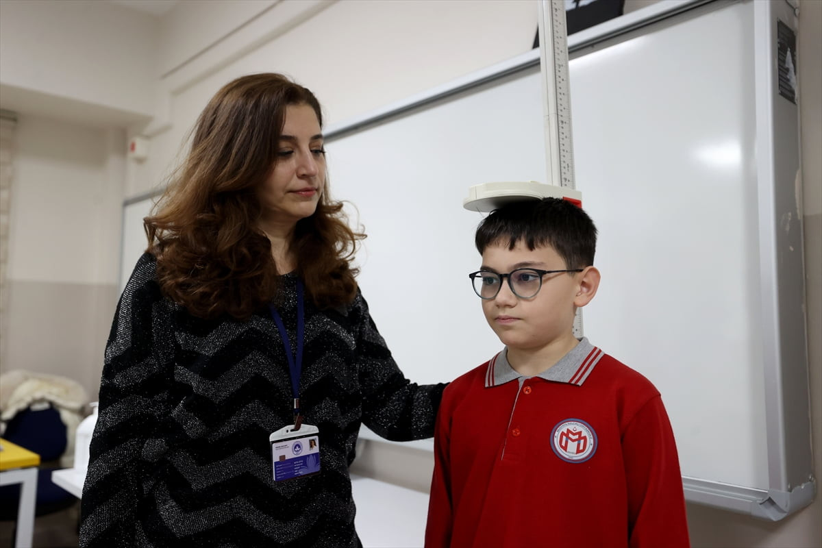 Kırklareli'nde skolyozun (omurga eğriliği) erken dönemde tespit edilmesi amacıyla ortaokul...