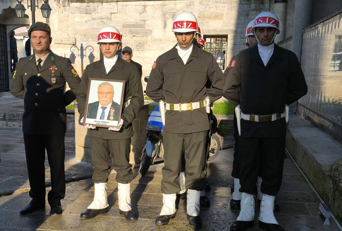 Kırklareli'nin Babaeski ilçesinde 73 yaşında vefat eden Ekrem Karaca'nın cenazesi toprağa verildi....