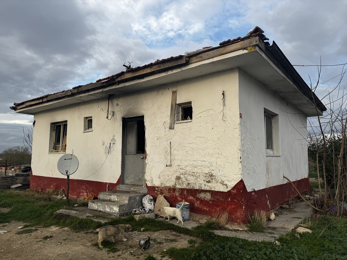 Kırklareli'nin Babaeski ilçesinde bir evde çıkan yangında 1 kişi hayatını kaybetti, 1 kişi...