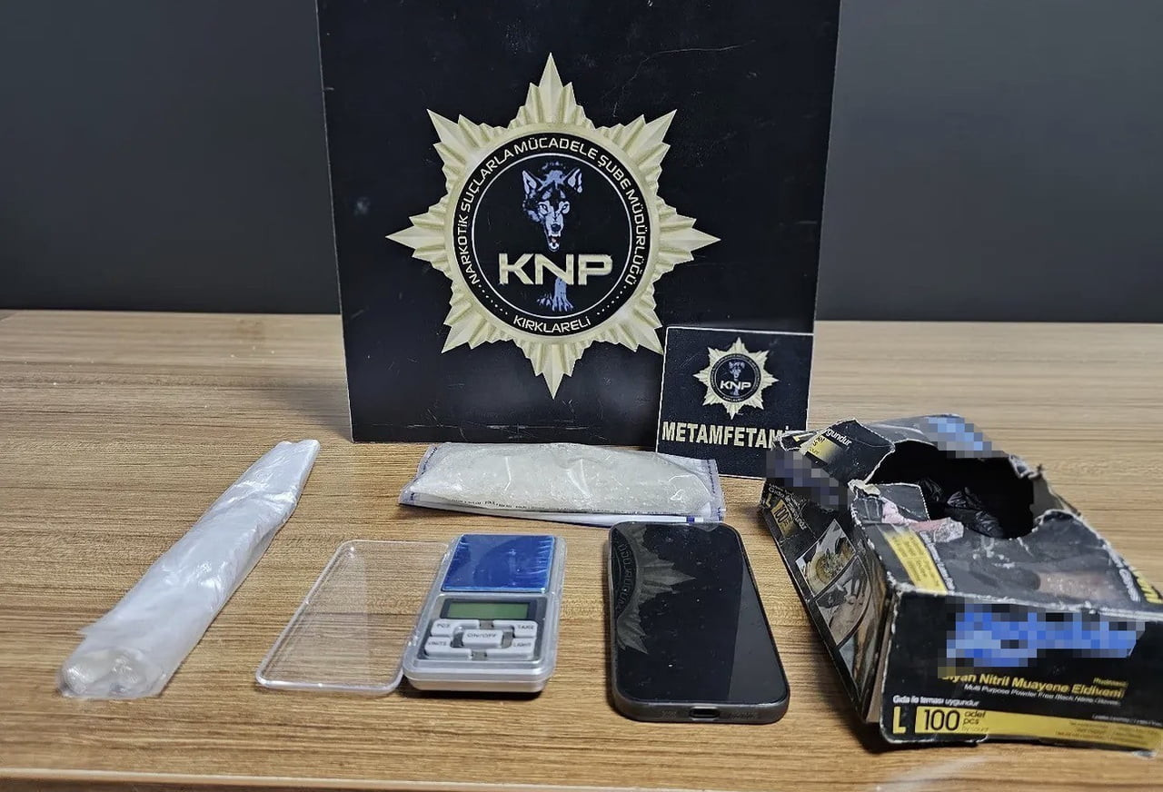 KIRKLARELİ'NİN BABAESKİ İLÇESİNDE POLİS EKİPLERİ TARAFINDAN DÜZENLENEN OPERASYONDA 130 GRAM...