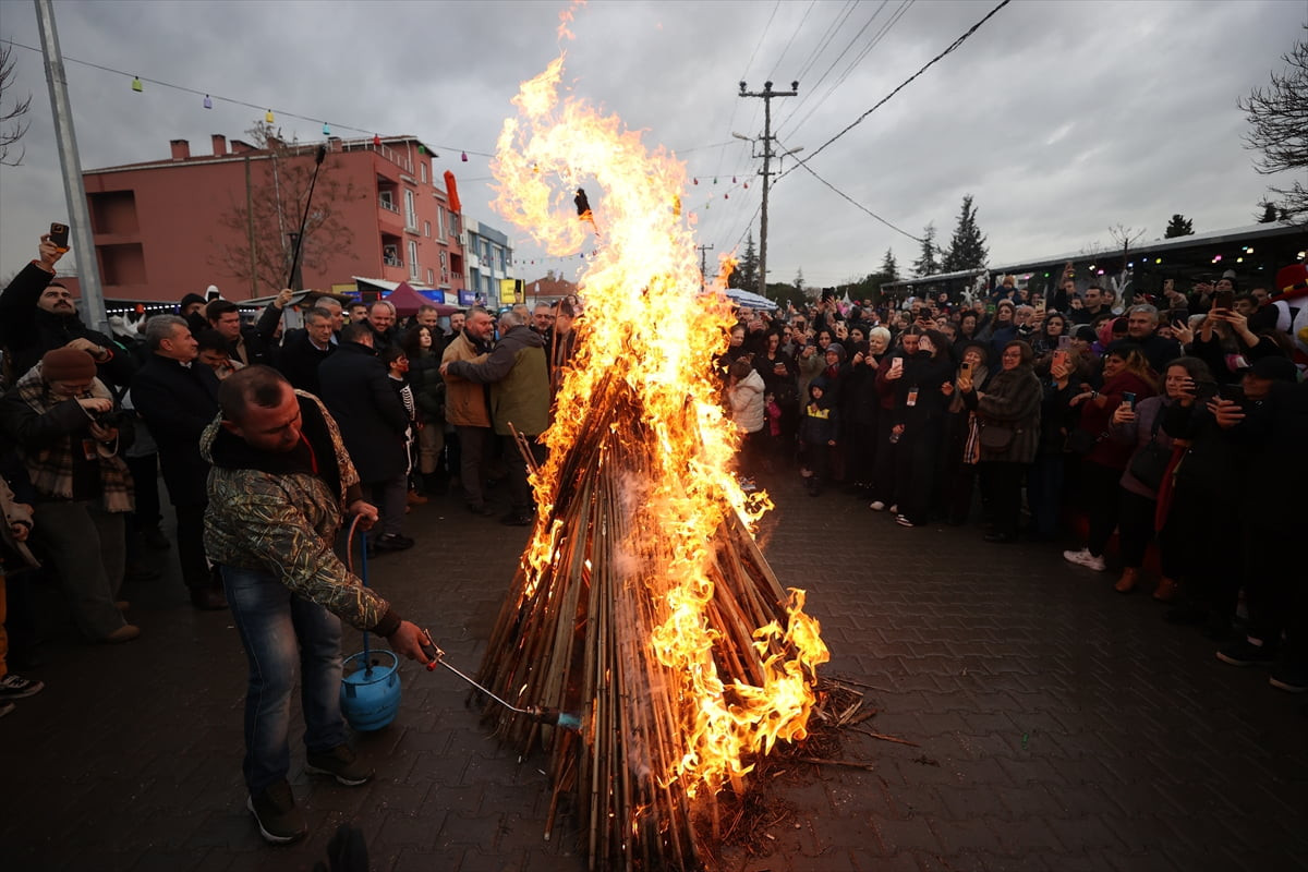 Kırklareli'nin Babaeski ilçesine teması "korkutmak" olan Balkan geleneği "Koleda" başladı....